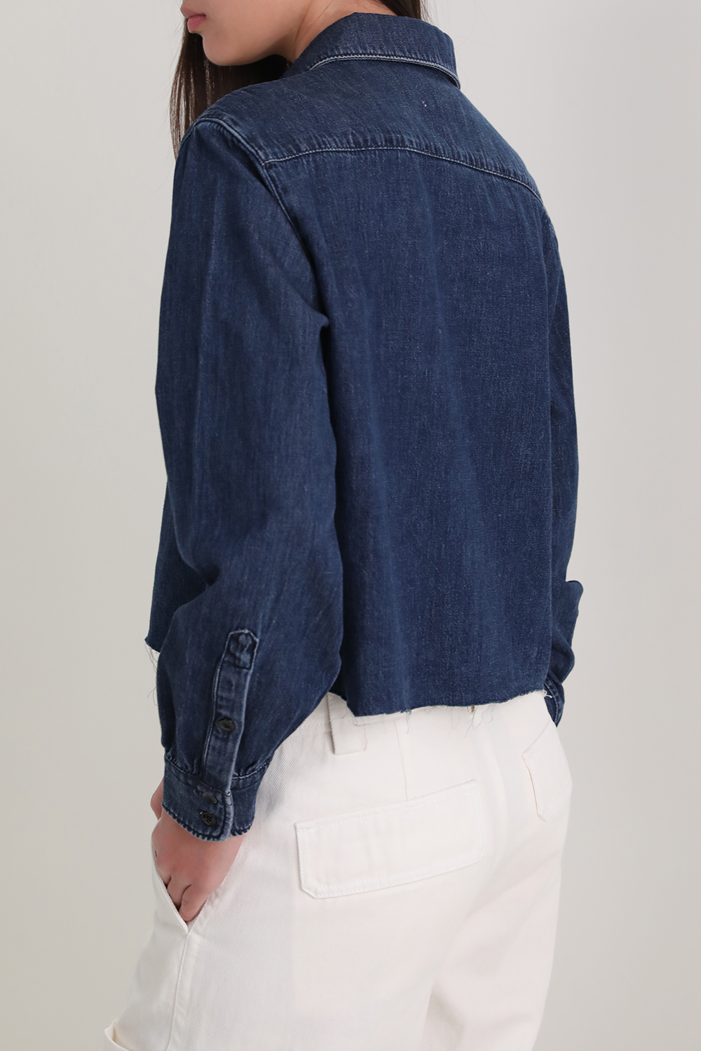 תמונת דוגמן אחורית של חולצת ג'ינס קרופ RAG & BONE