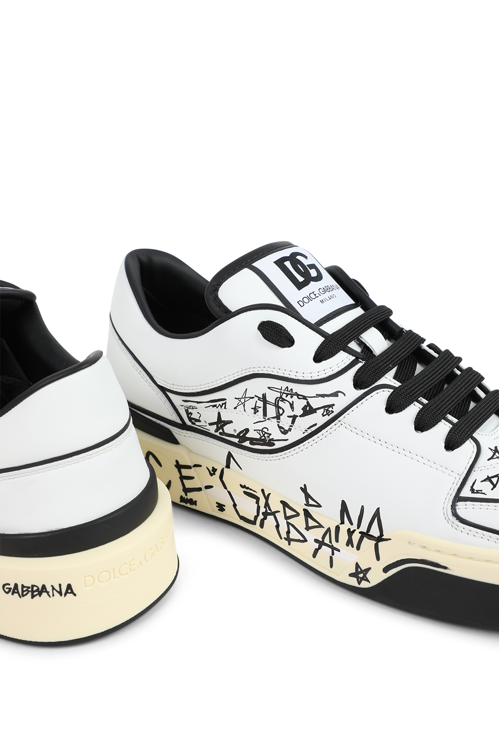 תמונת תקריב של סניקרס גרפיטי מעור DOLCE & GABBANA