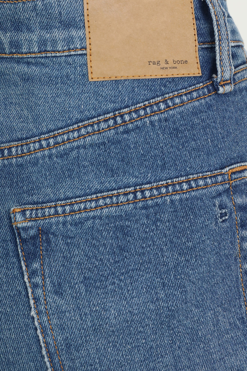 תמונת תקריב דוגמן של מכנסי ג`ינס בגזרה ישרה RAG & BONE