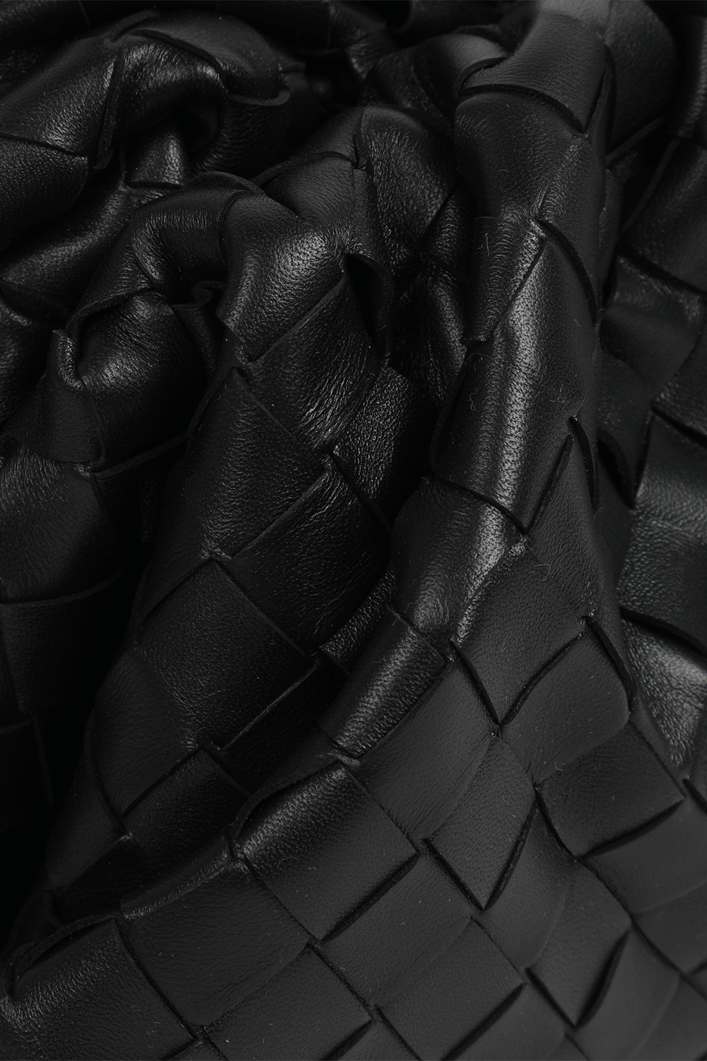 תמונת תקריב של תיק טין פאוץ' מעור קלוע BOTTEGA VENETA