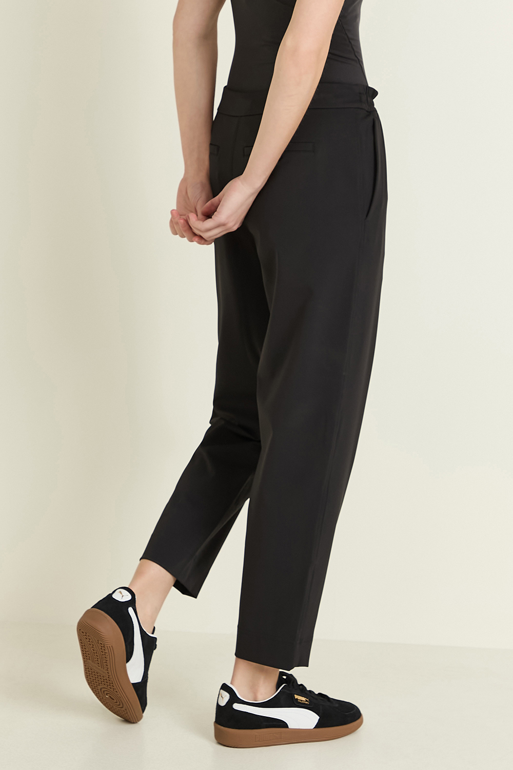 תמונת דוגמן אחורית של Tapered-Leg Mid-Rise Pant 7/8 Length Luxtreme LULULEMON