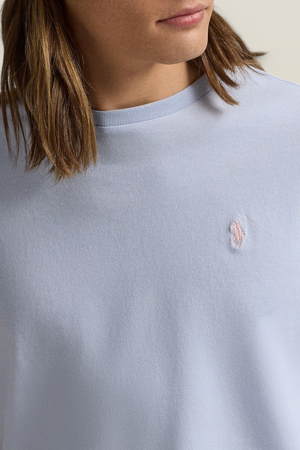 תמונת תקריב דוגמן של חולצת טי POLO RALPH LAUREN