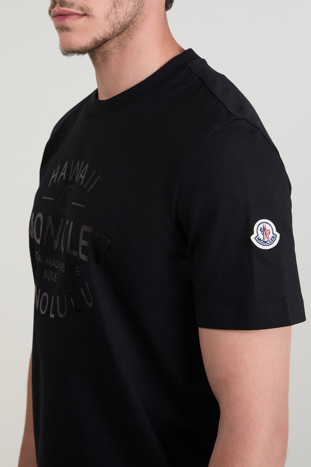 תמונת תקריב דוגמן של חולצת טי MONCLER