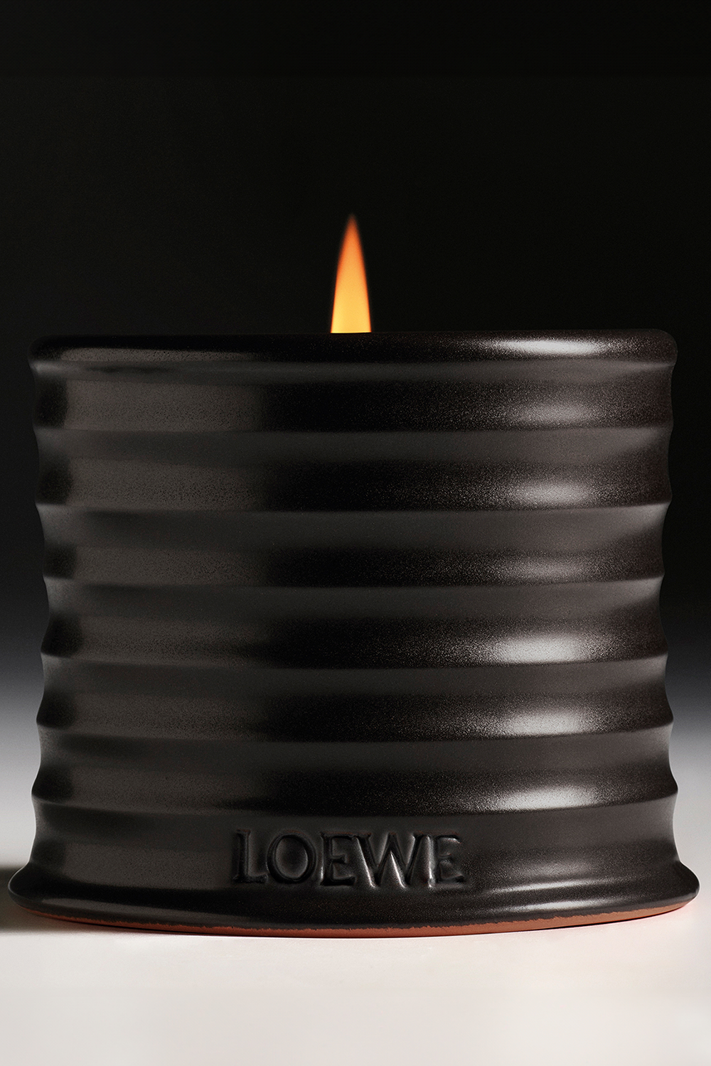 תמונת פנים של LOEWE Roasted Hazelnut Small Scented Candle LOEWE PERFUMES