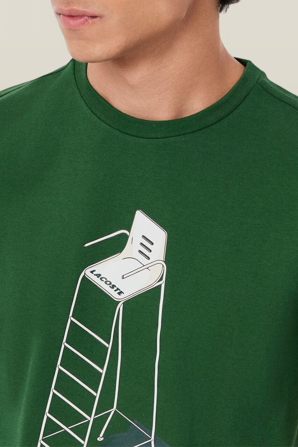 תמונת תקריב דוגמן של חולצת טי LACOSTE