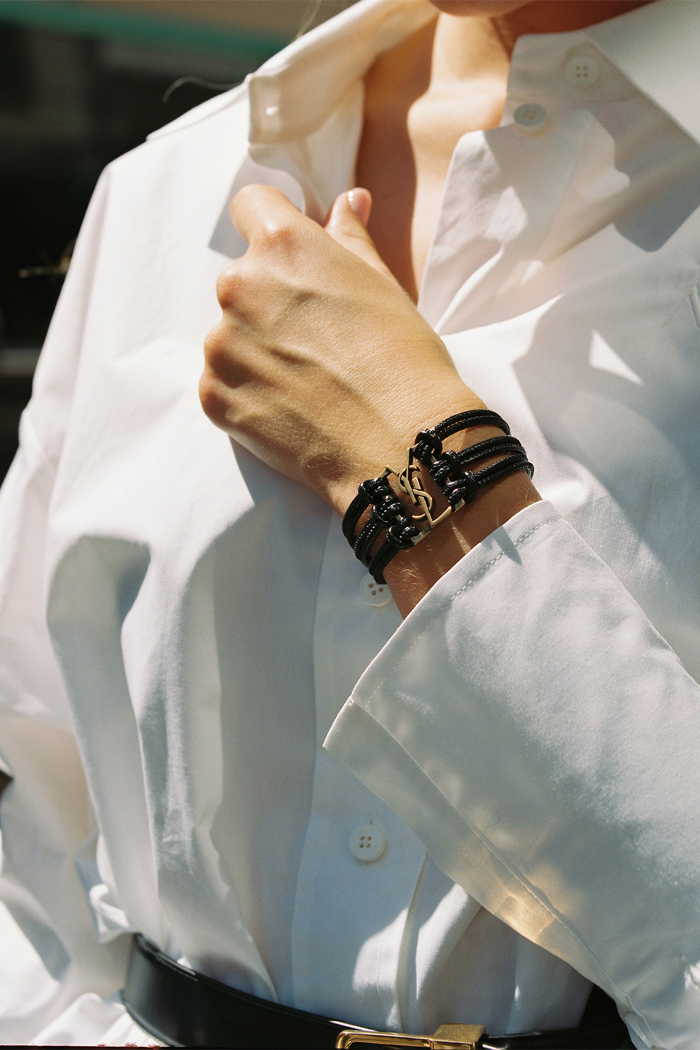 תמונת אווירה של צמיד מעור SAINT LAURENT