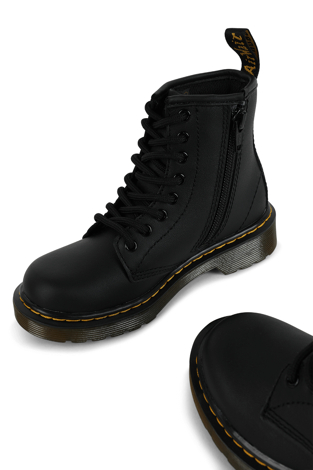 תמונת תקריב של מגפי עור דלנאיי - מידות 27-36 DR.MARTENS