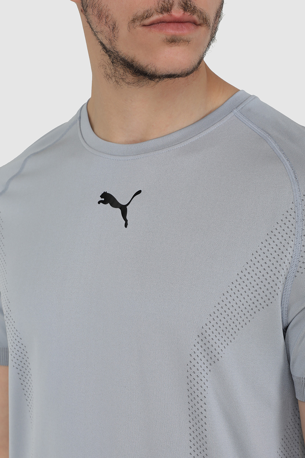תמונת תקריב דוגמן של חולצת טי לאימונים PUMA