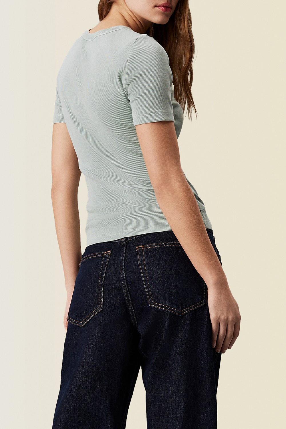 תמונת דוגמן אחורית של חולצת טי ריב CALVIN KLEIN