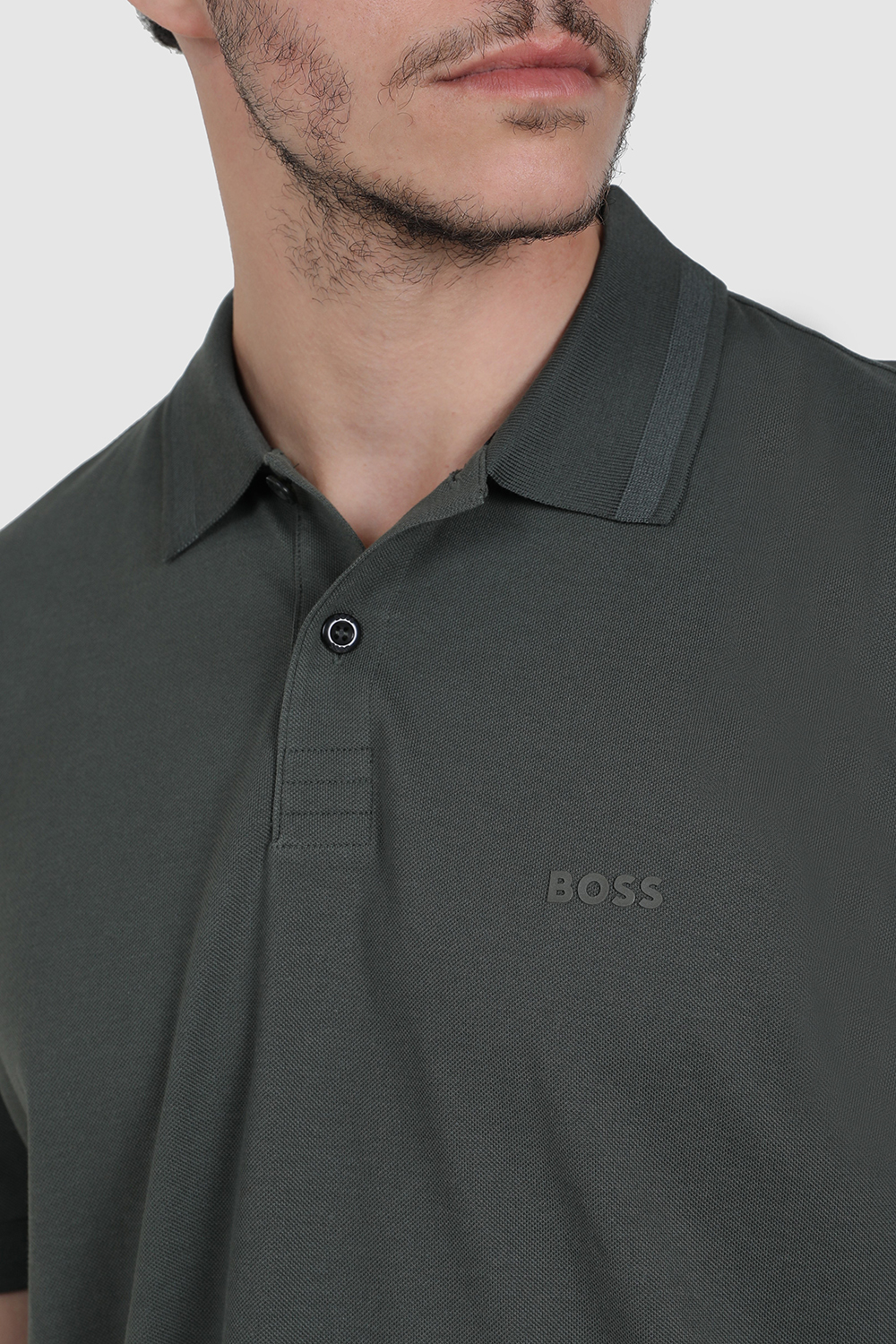 תמונת תקריב דוגמן של חולצת פולו קצרה BOSS