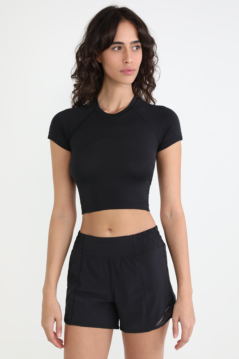 תמונת דוגמן קידמית של Swiftly Tech Cropped Short-Sleeve Shirt 2.0