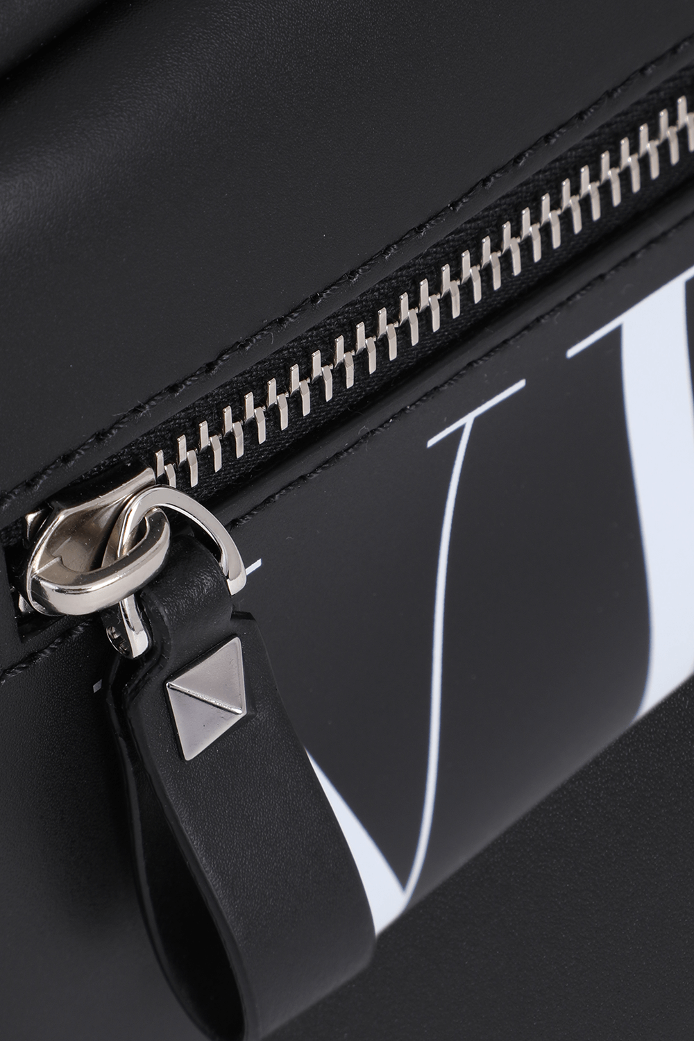 תמונת תקריב של VLTN Medium Wash Bag in Black
