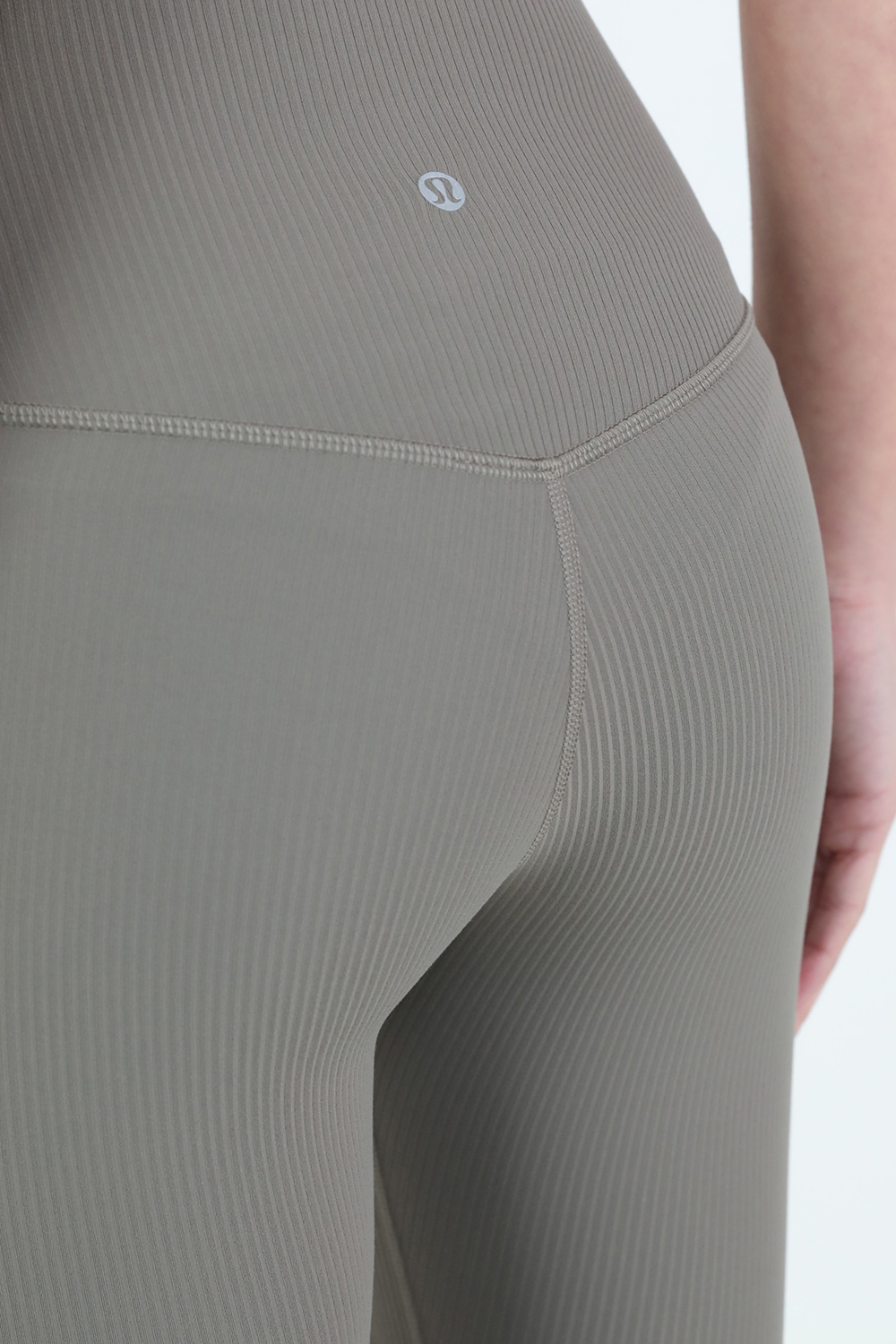 תמונת תקריב דוגמן של Align™ Ribbed High-Rise Crop 23 LULULEMON