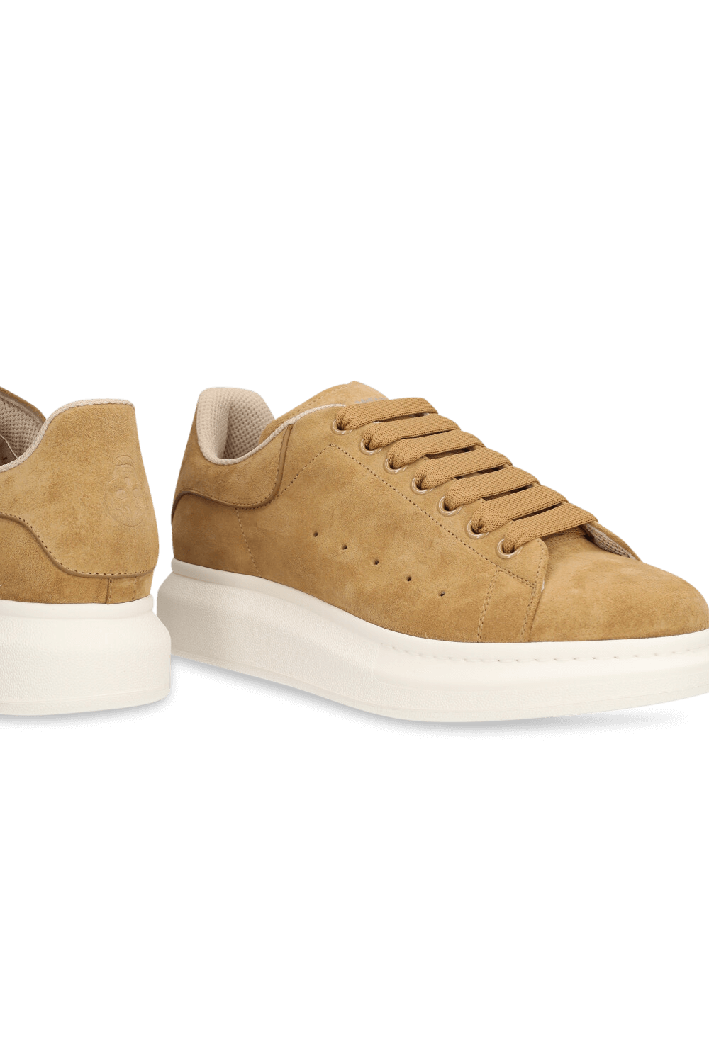 תמונת תקריב של נעלי סניקרס ALEXANDER MCQUEEN