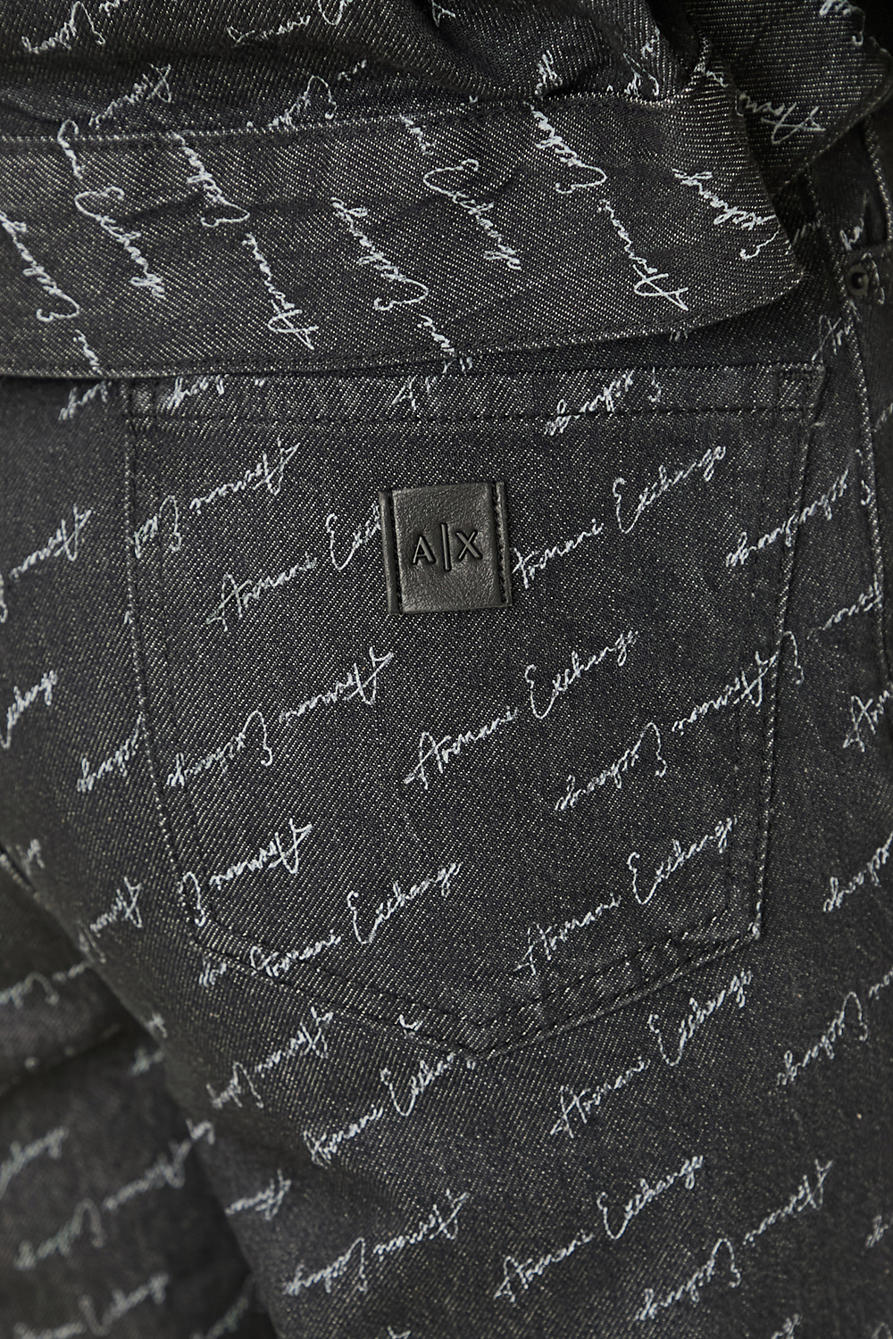 תמונת תקריב דוגמן של מכנסי ג'ינס בגזרה ישרה ARMANI EXCHANGE