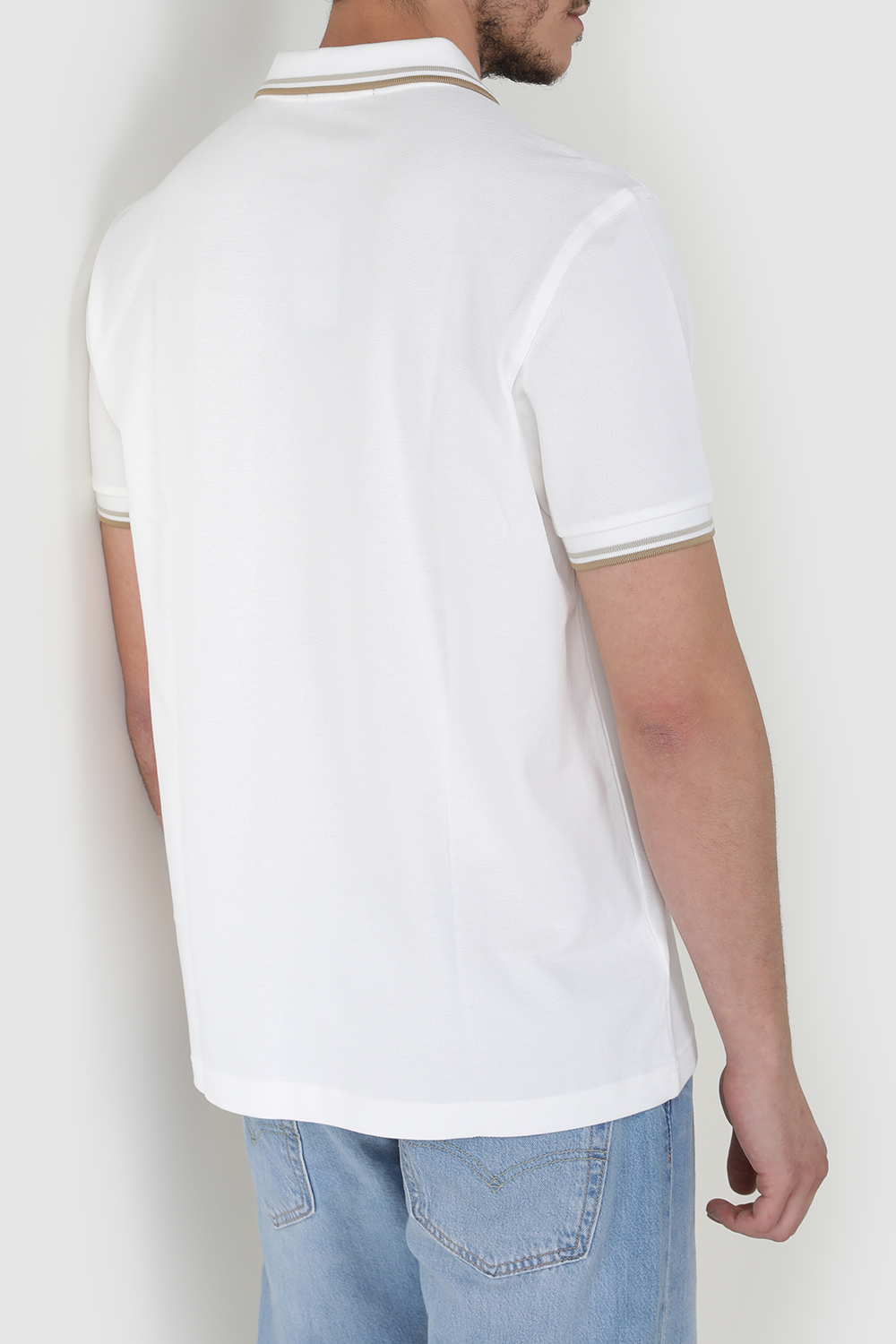 תמונת תקריב דוגמן של חולצת פולו קצרה FRED PERRY