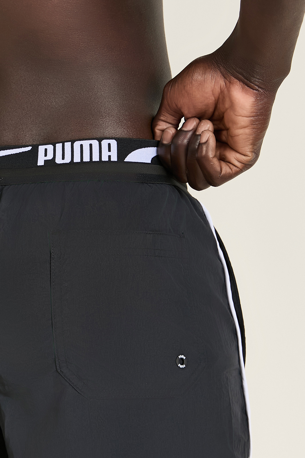 תמונת תקריב דוגמן של מכנסי בגד ים קצרים PUMA