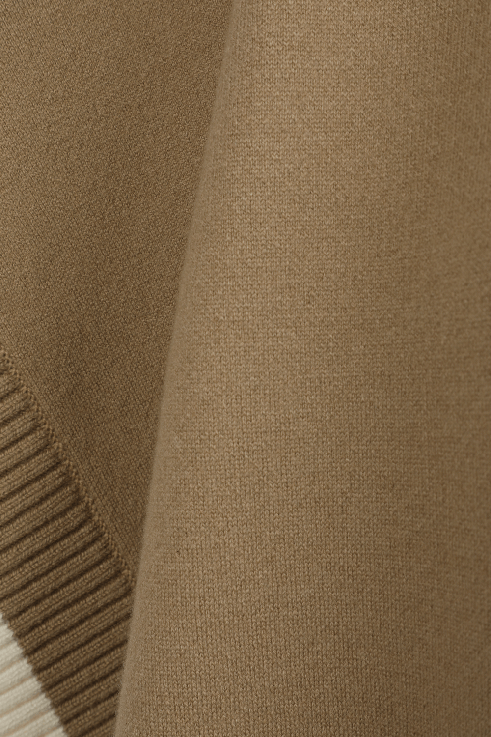 תמונת תקריב של Carla Canvas Knit Vest in Brown and Cream BURBERRY